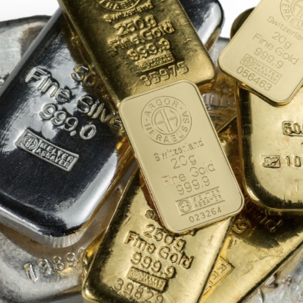 Gold- und Silberbarren mit Feingehaltsprägung 999,9 und 999,0 übereinandergestapelt