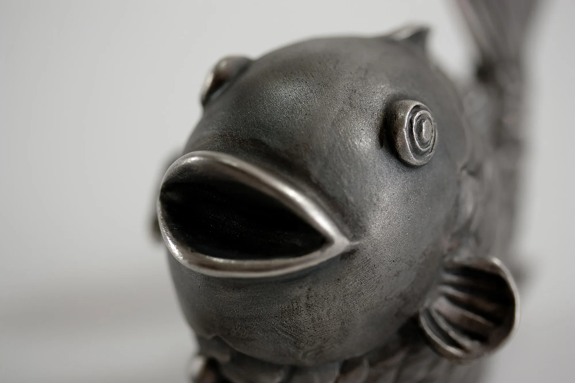 Open Art Glücksfisch, Nahaufnahme des Kopfs mit geöffnetem Maul, runden Augen und silbern glänzenden Lippen