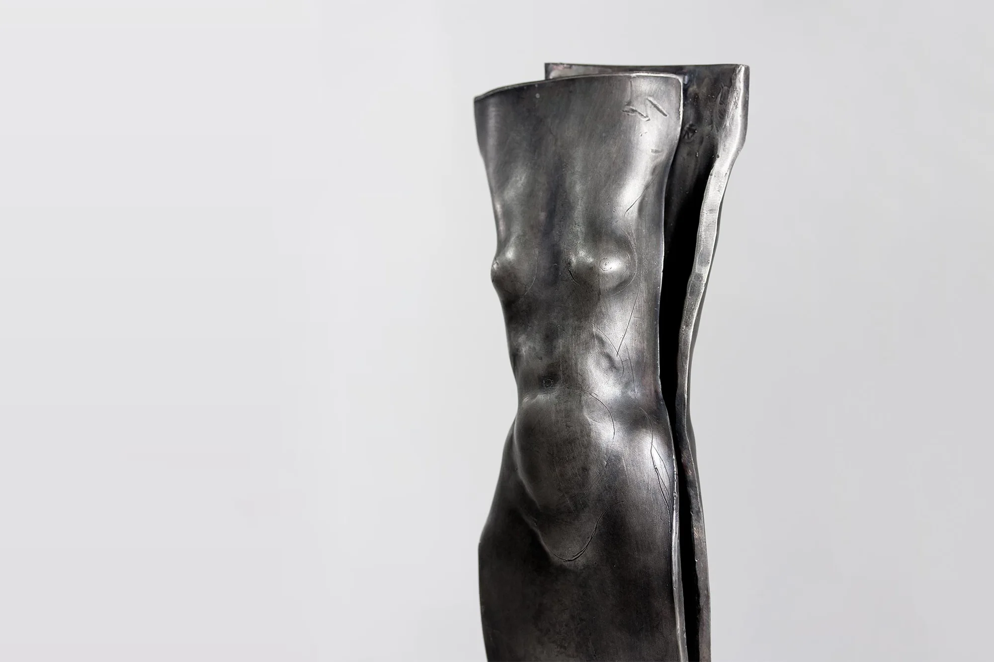 Matthias Eder Paar, Nahansicht des weiblichen Torsos, rechts die geöffnete Trennfuge