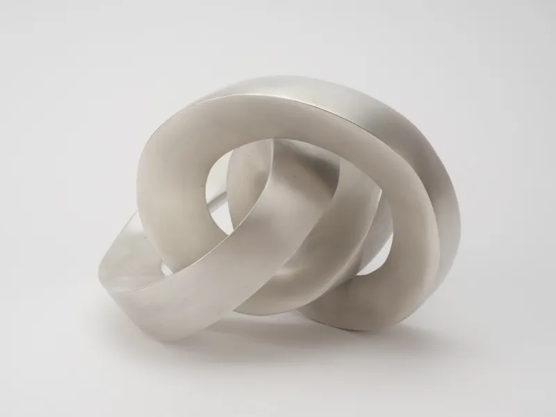 Maximilian Verhas Rolling Spiral, großer verschlungener Ring aus mattem Feinsilber, Ansicht von schräg vorne