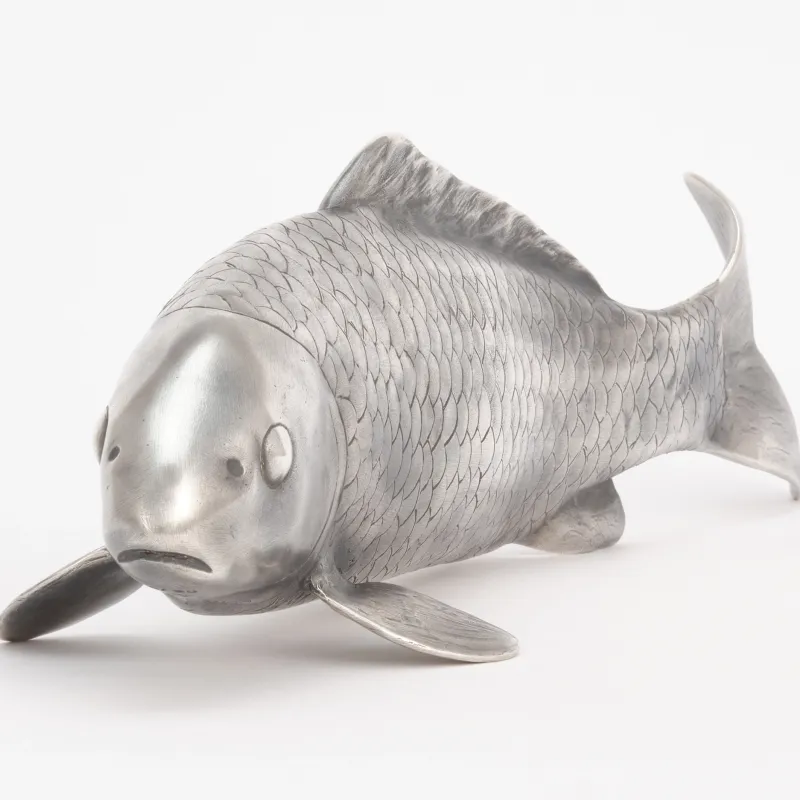 Jana Pfeifer Koi, Nahansicht von schräg vorne, der Kopf scharf im Fokus, die Schwanzflosse verschwimmt