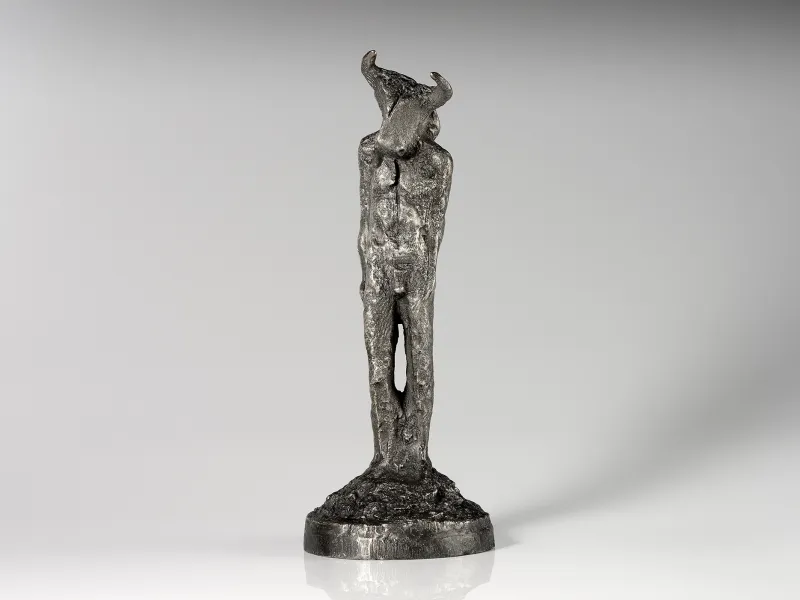 Ralf Kleine Kleiner Minotaurus, stehende Figur mit Stierkopf auf rundem Sockel, Ganzansicht in Feinsilber