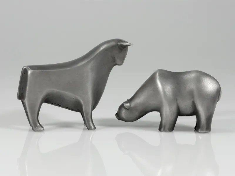 Raimund Schmelter Bulle & Bär, Stier und Bär als Börsensymbole aus Feinsilber einander gegenüber