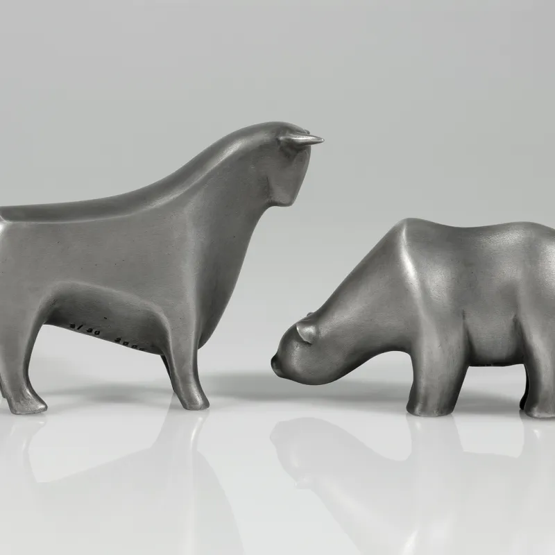 Raimund Schmelter Bulle & Bär, bull and bear in profile facing each other on a reflective white surface