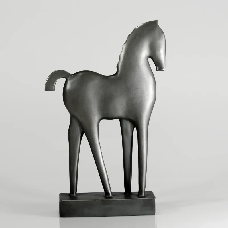 Raimund Schmelter Pferd Troja, close-up of the neck and head with a silky, shimmering silver surface
