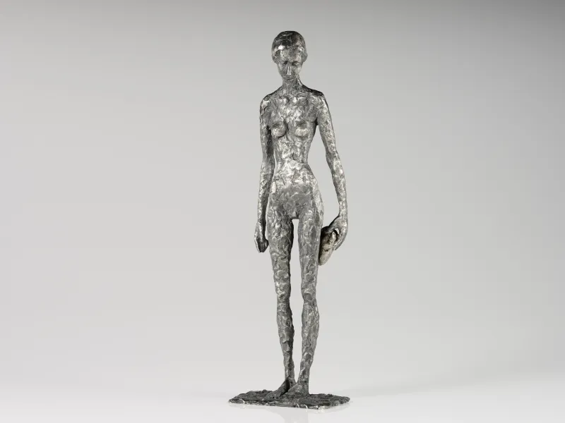 Susanne Kraißer Secret, schlanke stehende Frauenfigur mit strukturierter Silberoberfläche, Ganzansicht von vorne
