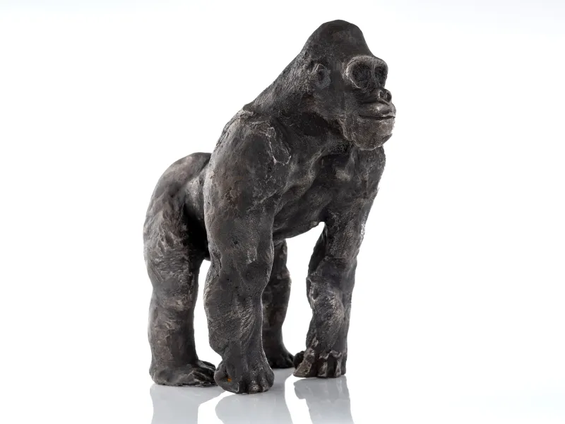 Tilmann Krumrey Silverback, stehender Gorilla aus dunkel patiniertem Feinsilber, Ansicht von schräg vorne