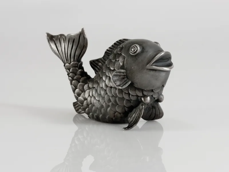 Open Art Glücksfisch, Fisch mit ausgeprägten Schuppen und geschwungener Schwanzflosse aus Feinsilber