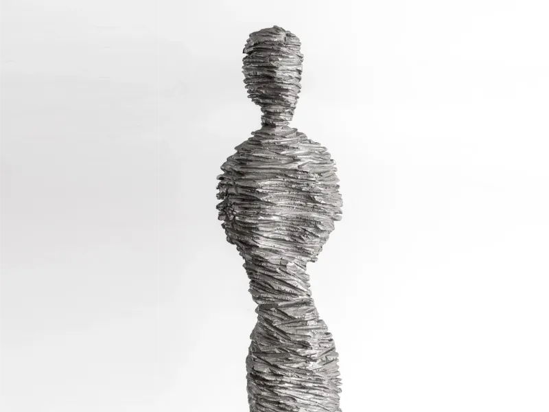 Reinhard Fescharek Enigma, Figur aus geschichteten, gerillten Silberbändern, Ausschnitt vor hellem Hintergrund