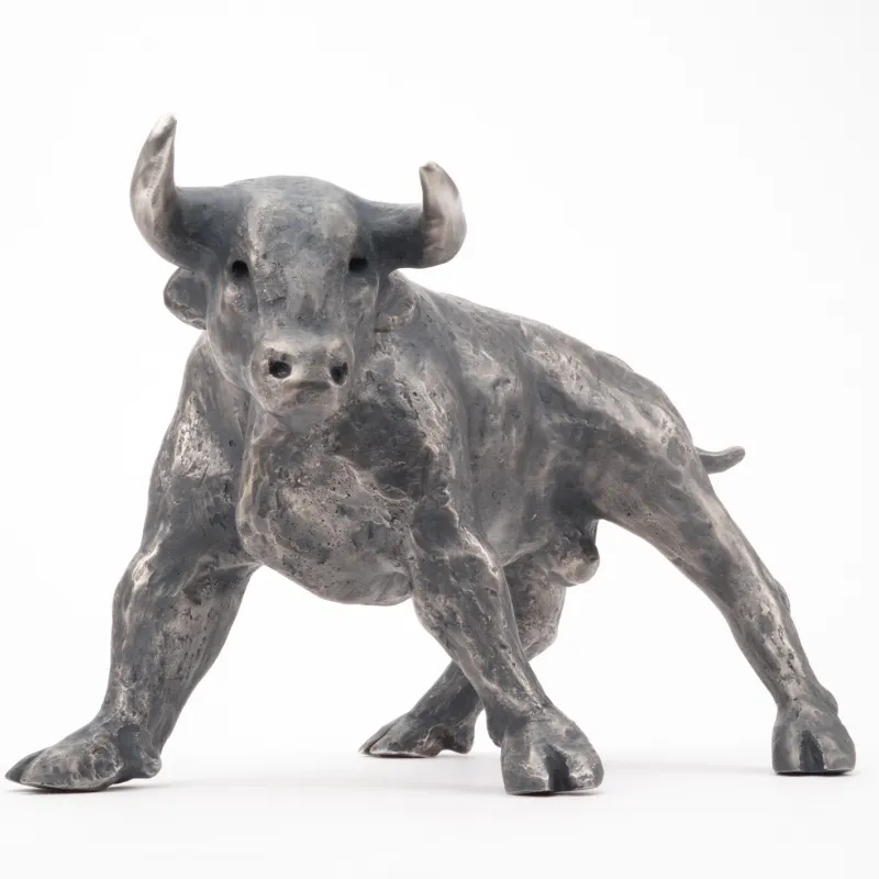 Silberskulptur "Bulle" von Tilmann Krumrey, Frontalansicht mit erhobenen Hörnern, 5 kg Feinsilber