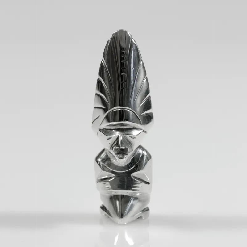 Open Art Itzamna, Nahaufnahme des stilisierten Gesichts mit Kopfschmuck und spiegelnder Silberoberfläche