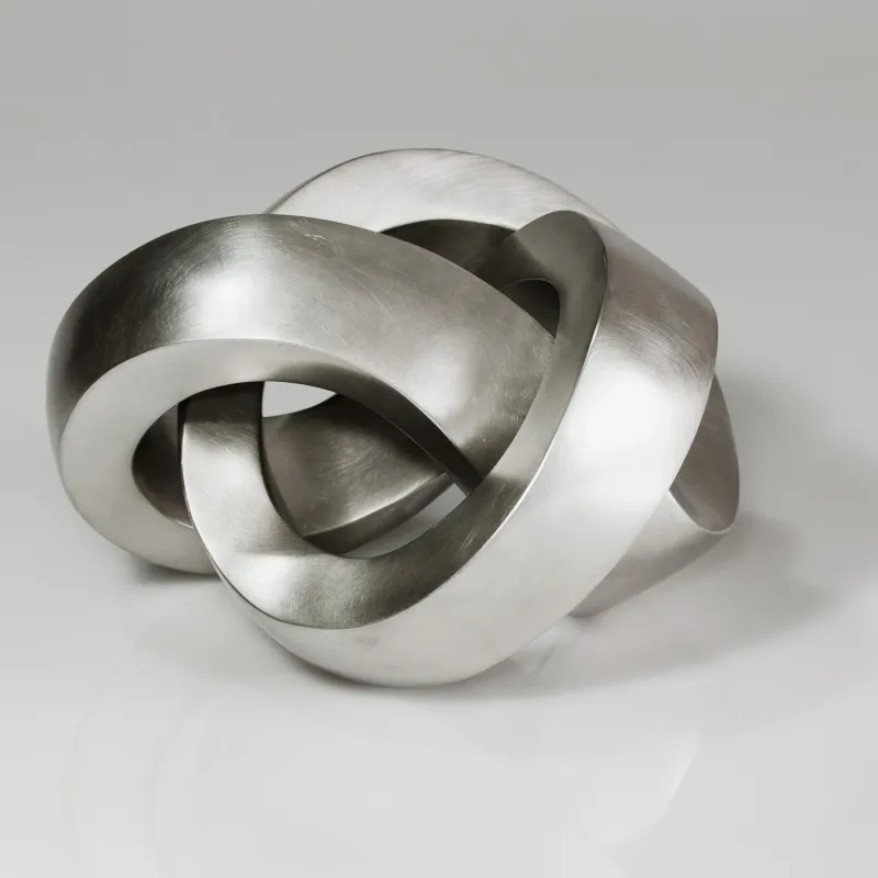 Maximilian Verhas Small Ring of Kerry, Ansicht von schräg vorne, gebürstete Knotenform aus Feinsilber