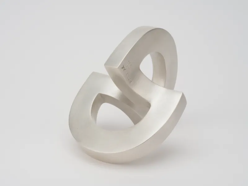 Maximilian Verhas Kleiner Raumanker, ineinandergreifende Ringform aus hellem, mattem Feinsilber