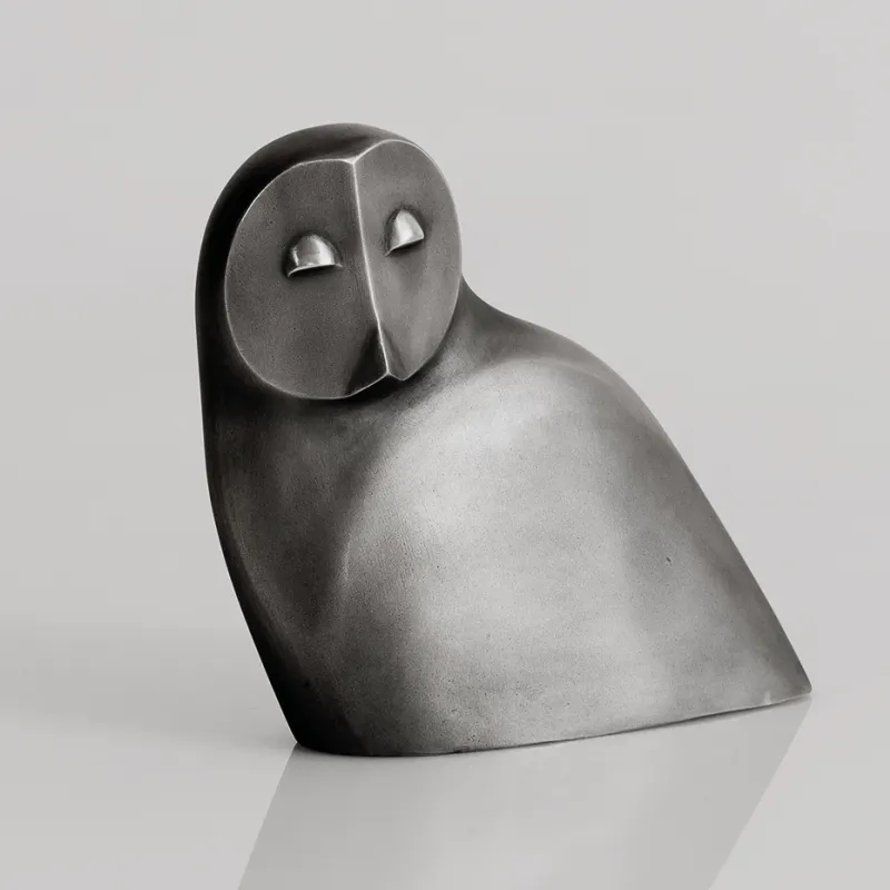 Raimund Schmelter Eule, close-up of the head with the heart-shaped facial disc and shiny silver eyelids