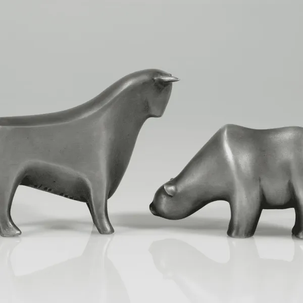 Silberskulptur Bulle und Bär, Symbolpaar für Auf- und Abschwung an der Börse