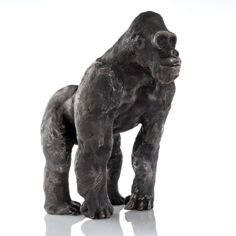 Tilmann Krumrey Silverback, Nahaufnahme von Kopf und Schulter des Gorillas vor grauem Hintergrund