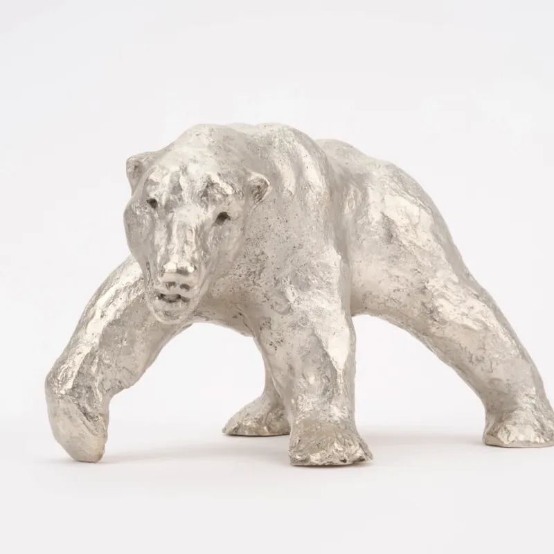 Silberskulptur "Bär" von Tilmann Krumrey in ganzer Figur, Frontalansicht, 5 kg Feinsilber