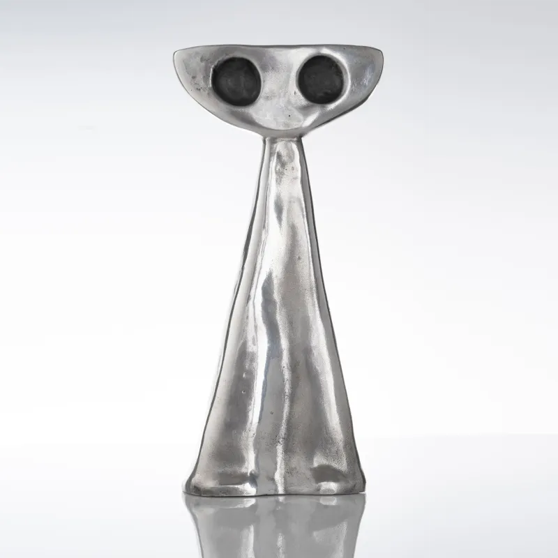 Werner Pfändler Jana, three-quarter view of the upright figure, the eyes clearly visible as round hollows