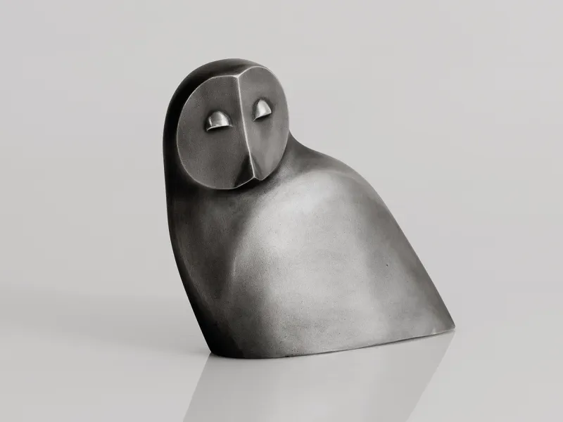 Raimund Schmelter Eule, stilisierte Eule mit großen Augen aus mattem Feinsilber, Ansicht von schräg vorne