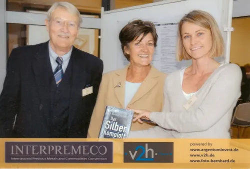 Frauke Deutsch (right) at the Interpremeco precious metals fair in 2006 with her father’s book “Das Silberkomplott”