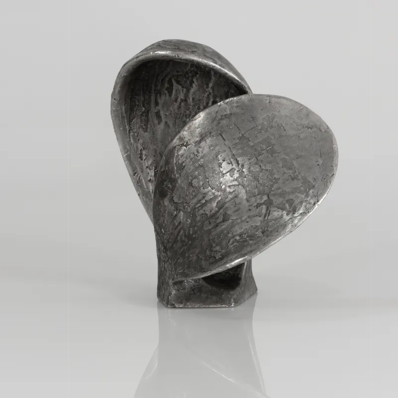 Pierre-Paul Maillé Oyster, Frontalansicht der muschelartig geöffneten Form mit rau strukturierter Silberoberfläche