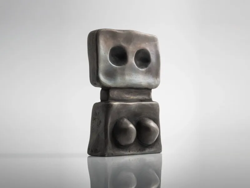 Werner Pfändler Jana 2, reduzierte weibliche Figur aus zwei Blöcken mit Augen und Brüsten, dunkles Silber