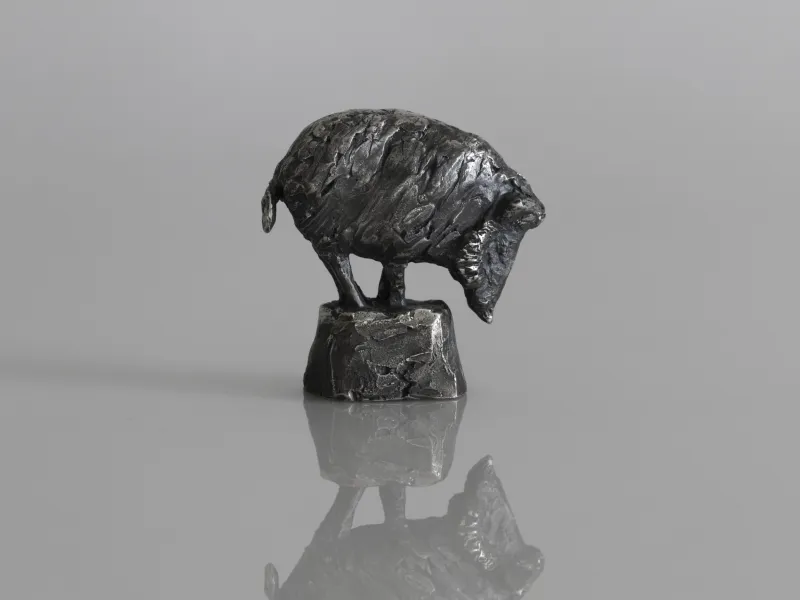 Susanne Kraißer Verspieltes Wildschwein, Wildschwein auf kleinem Sockel mit Spiegelung, dunkel patiniertes Silber