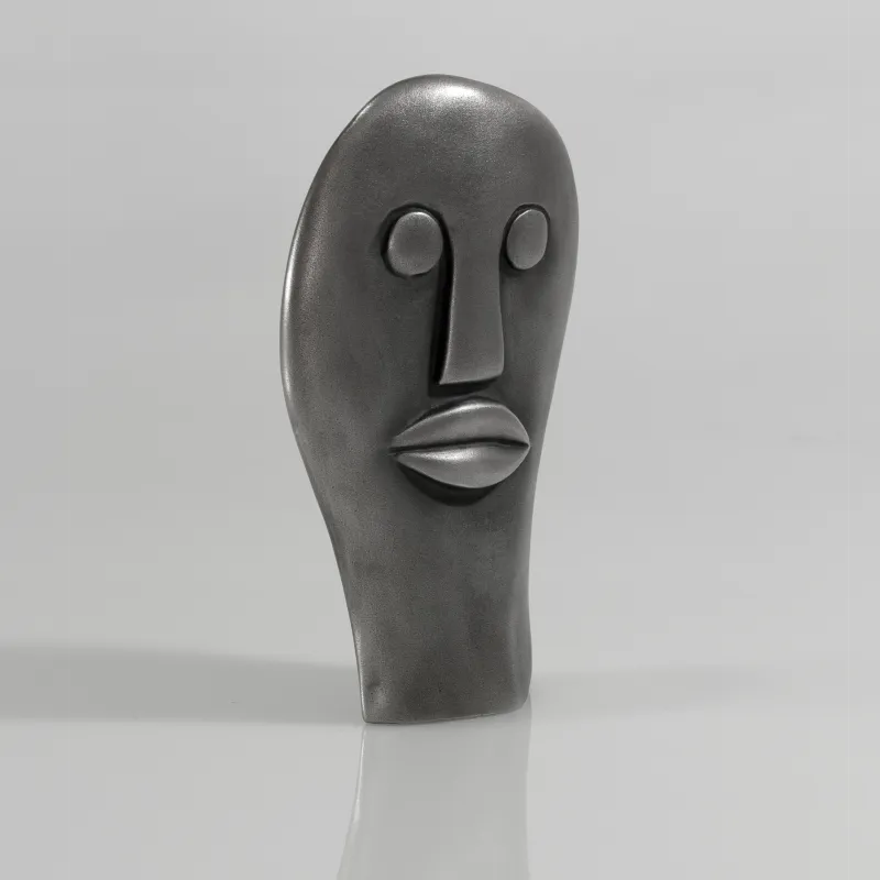 Mogambo Guru Lips, Nahaufnahme des Gesichts mit runden Augen, kantiger Nase und geschwungenen Lippen
